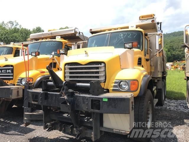 Mack CV713 スノーブレードとプラウ