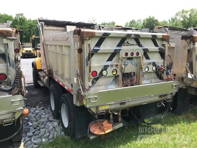 Mack CV713 スノーブレードとプラウ