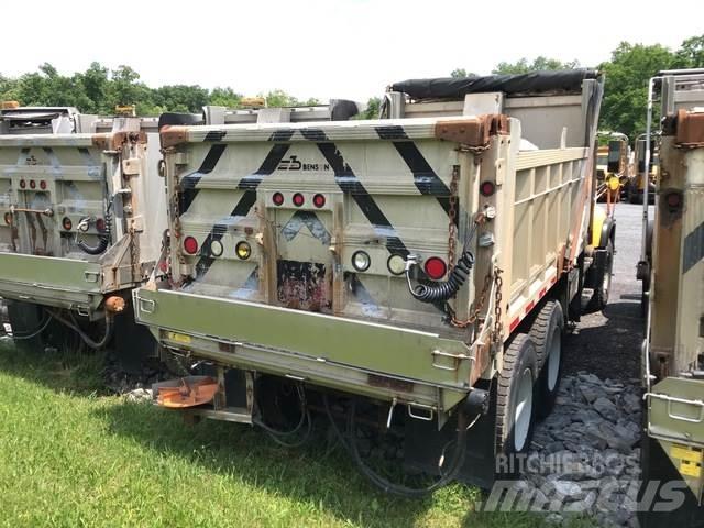 Mack CV713 スノーブレードとプラウ