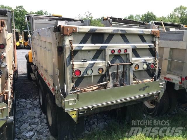 Mack CV713 スノーブレードとプラウ