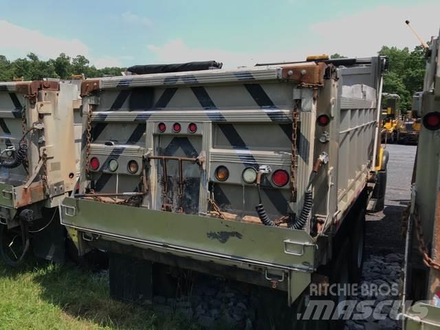Mack CV713 スノーブレードとプラウ