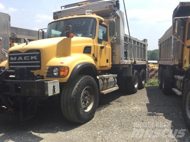 Mack CV713 スノーブレードとプラウ