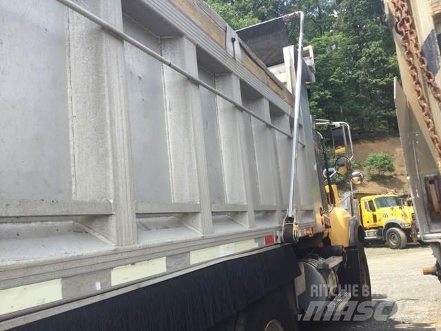 Mack CV713 スノーブレードとプラウ