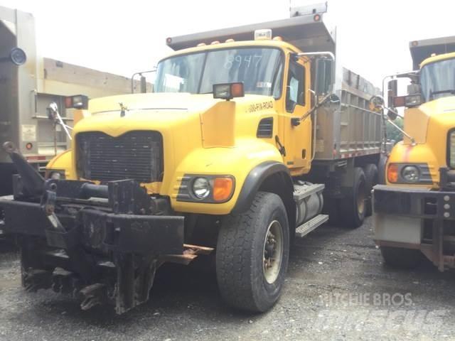 Mack CV713 砂と塩撒き専用車