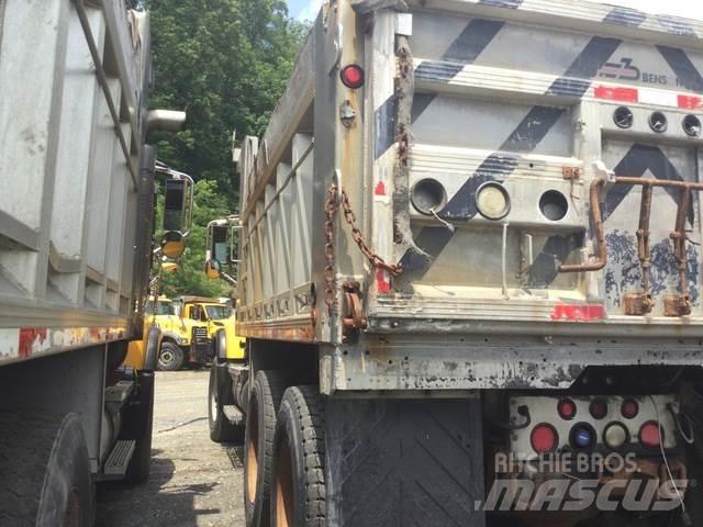 Mack CV713 砂と塩撒き専用車