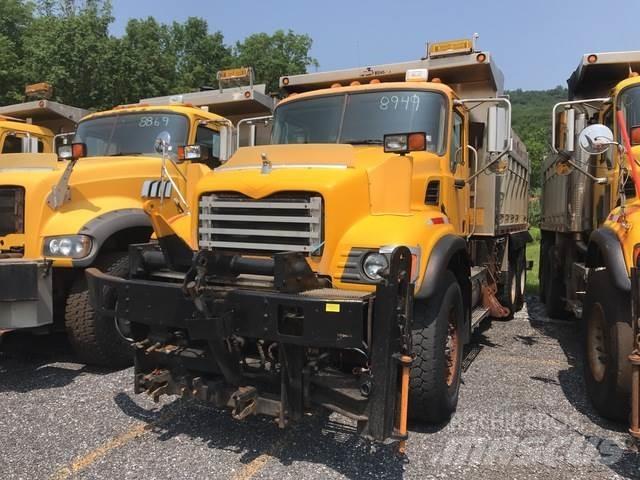 Mack CV713 スノーブレードとプラウ