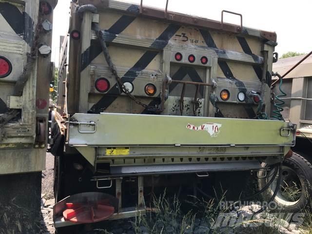 Mack CV713 スノーブレードとプラウ