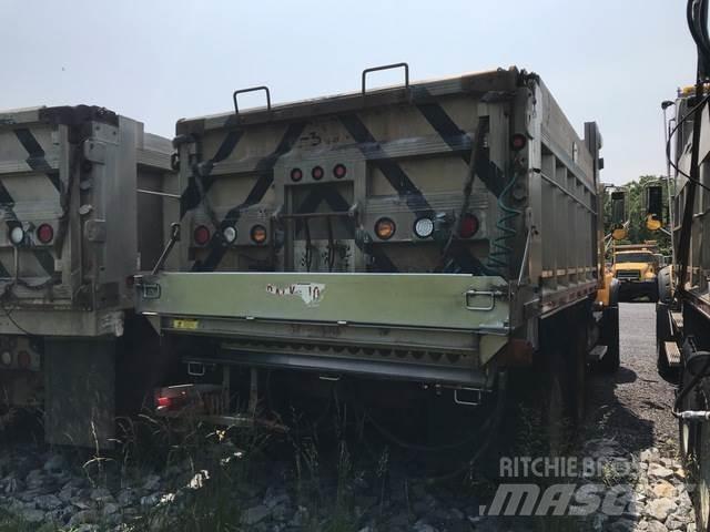 Mack CV713 スノーブレードとプラウ