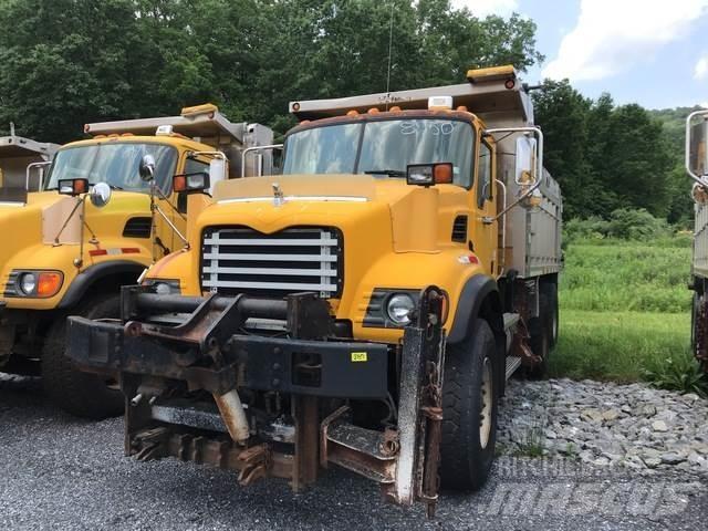 Mack CV713 スノーブレードとプラウ