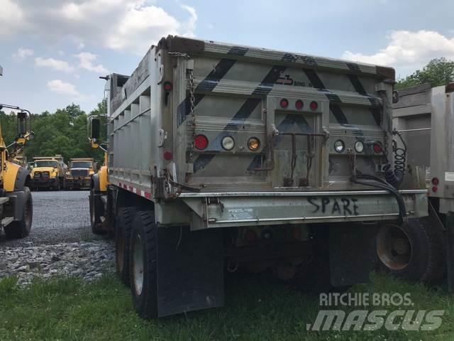Mack CV713 スノーブレードとプラウ