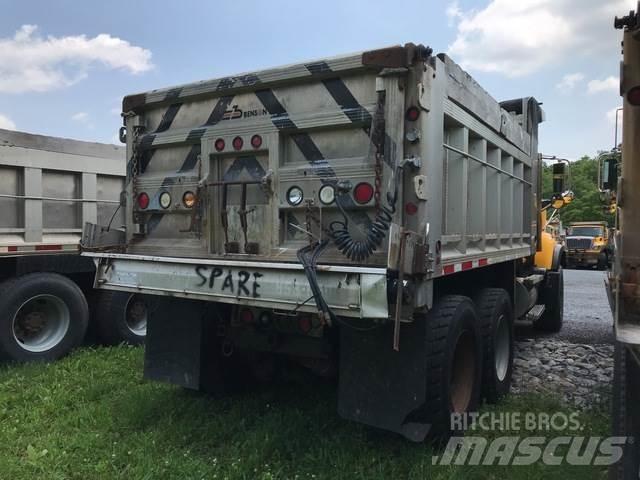 Mack CV713 スノーブレードとプラウ