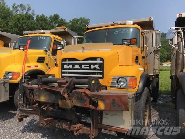 Mack CV713 砂と塩撒き専用車