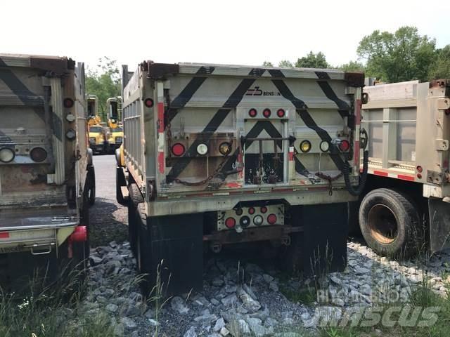Mack CV713 砂と塩撒き専用車