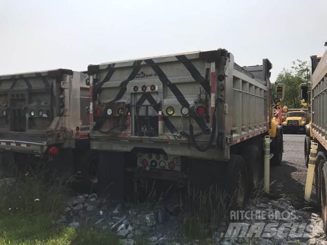 Mack CV713 砂と塩撒き専用車