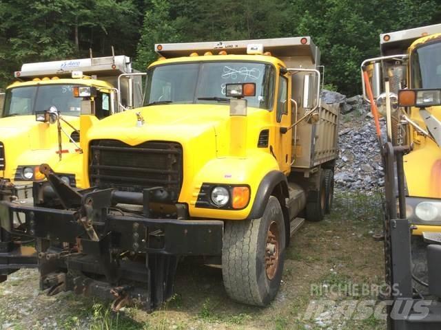 Mack CV713 砂と塩撒き専用車