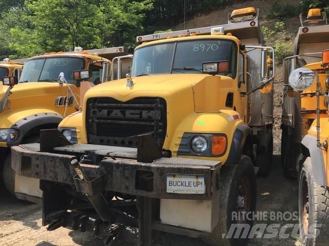 Mack CV713 スノーブレードとプラウ