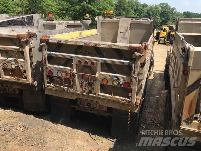 Mack CV713 スノーブレードとプラウ
