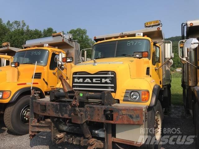 Mack CV713 砂と塩撒き専用車