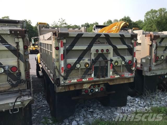 Mack CV713 砂と塩撒き専用車