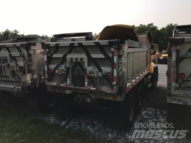 Mack CV713 砂と塩撒き専用車