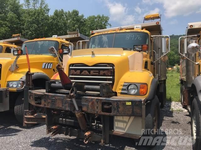 Mack CV713 スノーブレードとプラウ