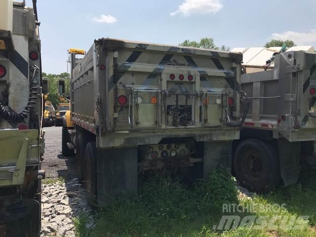 Mack CV713 スノーブレードとプラウ