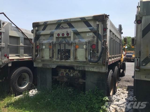 Mack CV713 スノーブレードとプラウ