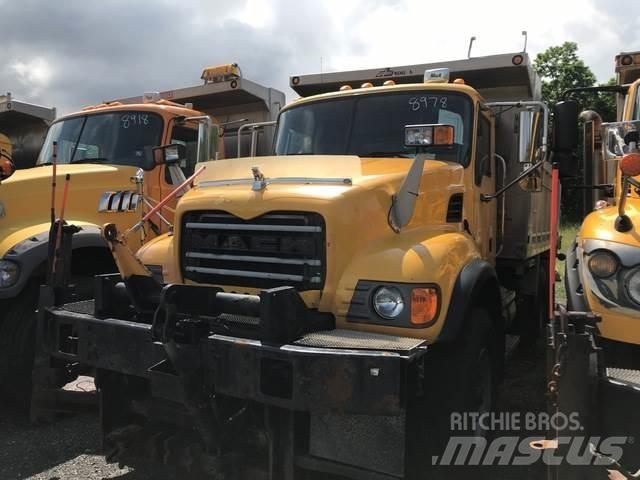 Mack CV713 スノーブレードとプラウ