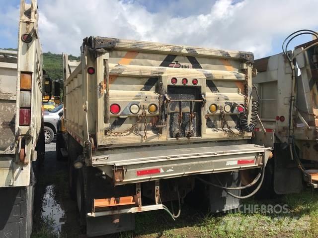 Mack CV713 スノーブレードとプラウ
