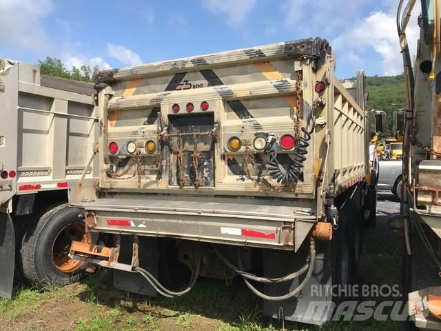 Mack CV713 スノーブレードとプラウ