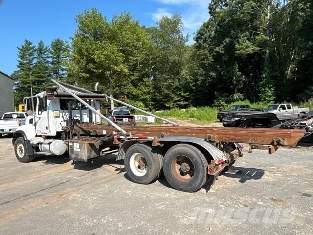 Mack CV713 スキップローダートラック
