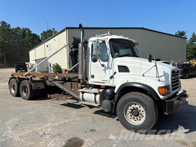 Mack CV713 スキップローダートラック