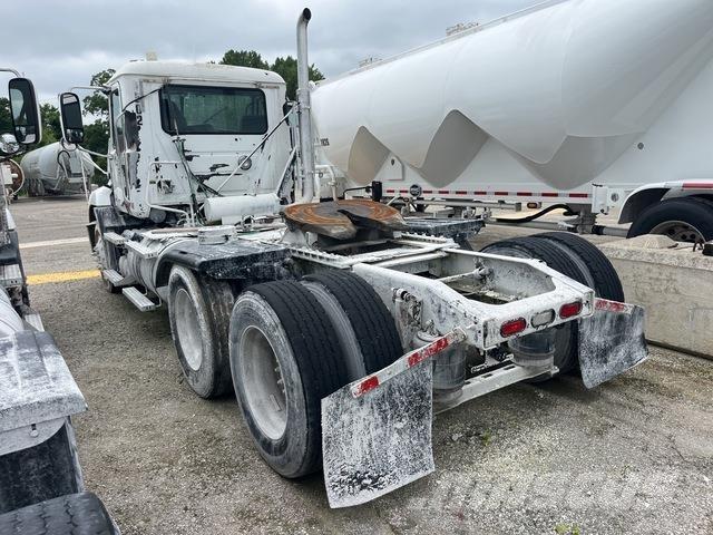 Mack CXU 613 中古トラクターヘッド | トレーラーヘッド