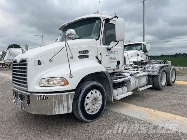 Mack CXU 613 中古トラクターヘッド | トレーラーヘッド