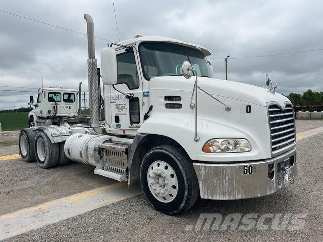 Mack CXU 613 中古トラクターヘッド | トレーラーヘッド