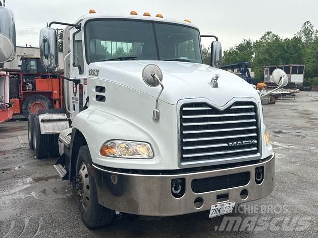Mack CXU613 中古トラクターヘッド | トレーラーヘッド