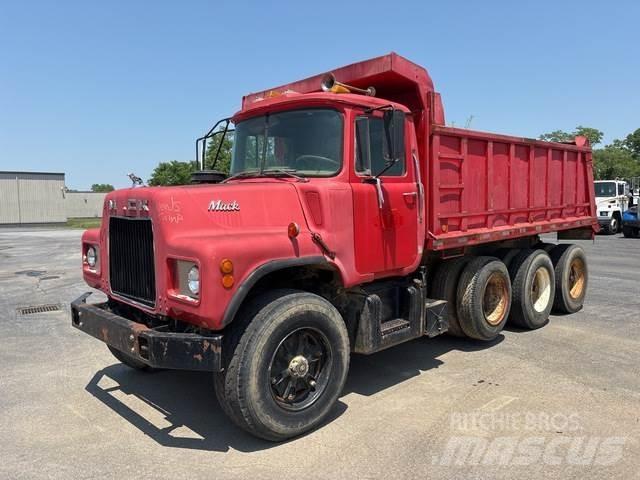 Mack DM685 ダンプ