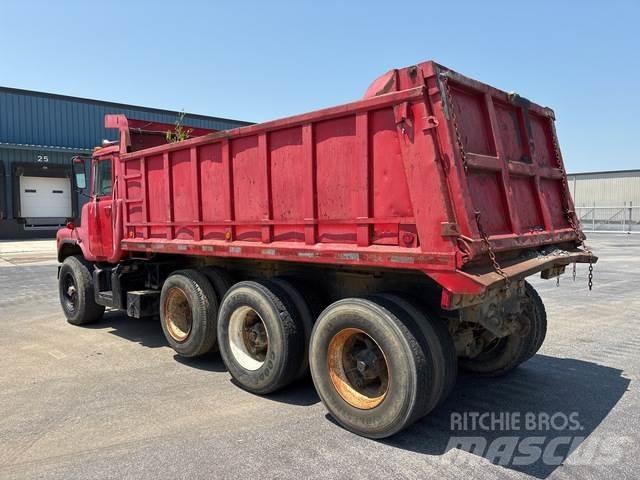 Mack DM685 ダンプ