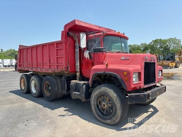 Mack DM685 ダンプ