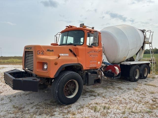Mack DM690 給水車
