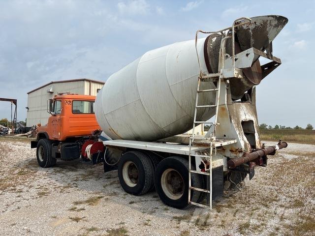Mack DM690 給水車
