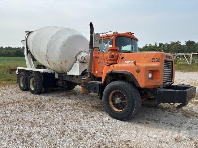 Mack DM690 給水車