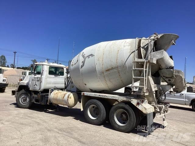 Mack DM690S その他トラック