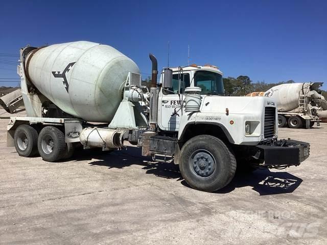 Mack DM690S その他トラック