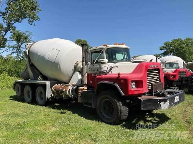 Mack DM690S その他トラック