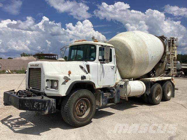 Mack DM690S その他トラック