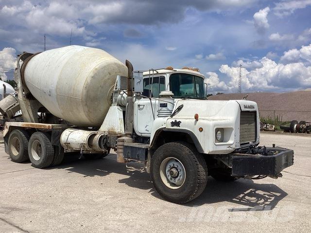 Mack DM690S その他トラック