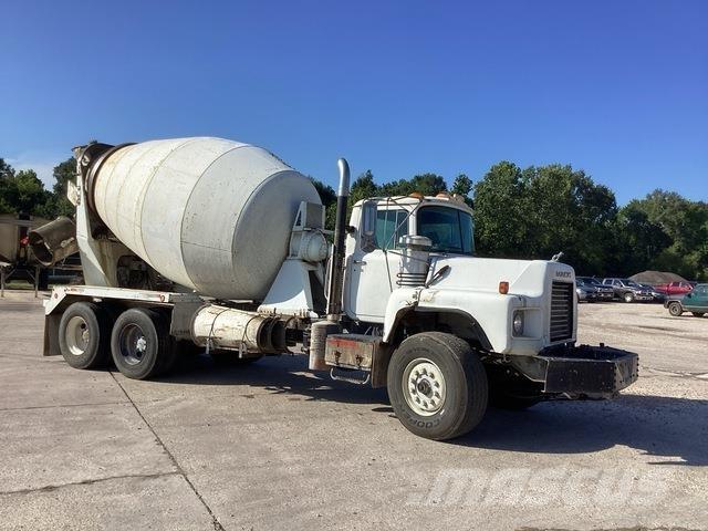 Mack DM690S その他トラック