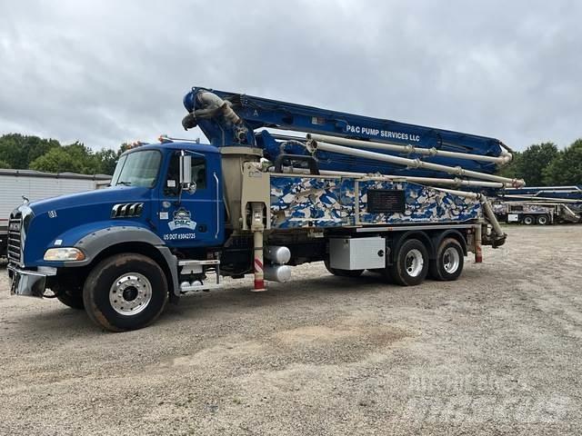 Mack GR64B コンクリートポンプ車