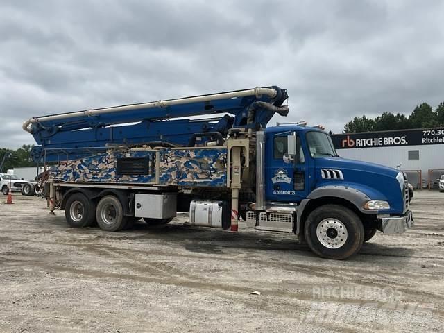 Mack GR64B コンクリートポンプ車